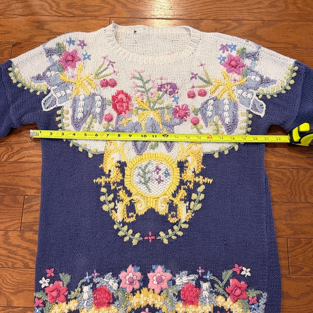 Vintage Floral Embroidered Women's Sweater - Blue and White. Hand knit - Picture 15 of 16